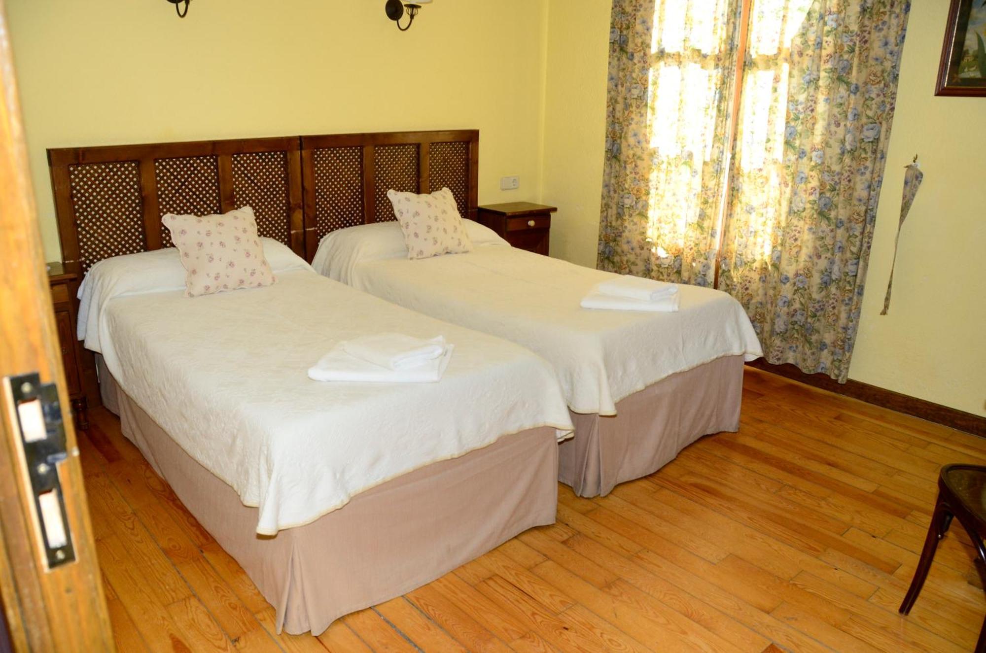 Hotel Charle جاكا الغرفة الصورة